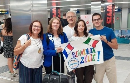 Accueil par sa 1ère famille à l'aéroport