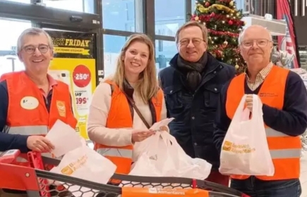 Les membres du Rotary-club, pendant la collecte. © Ouest-France