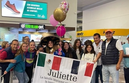 Accueil de Juliette à l'aéroport